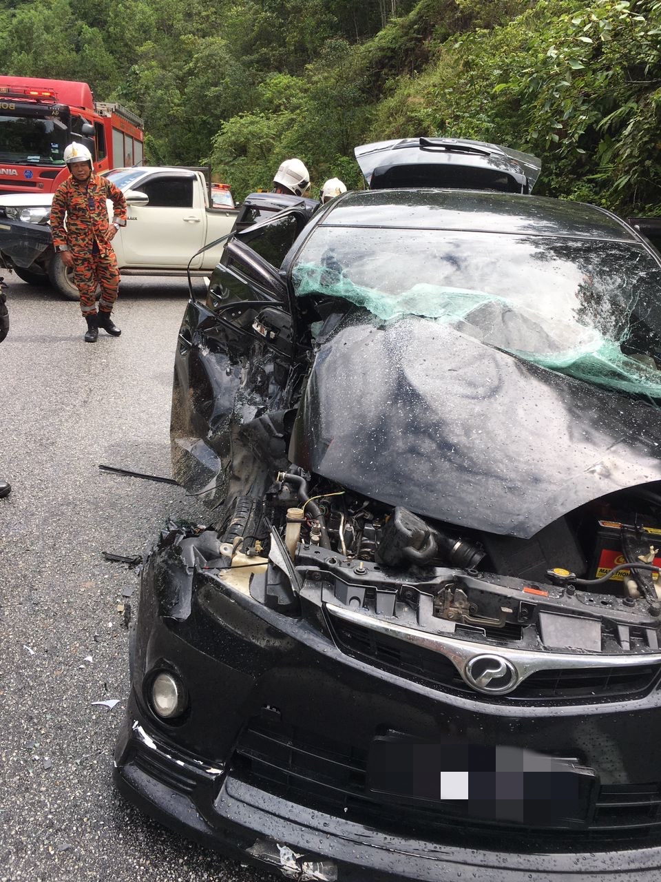 新邦波赖金马仑路两车相撞 一家八口受伤