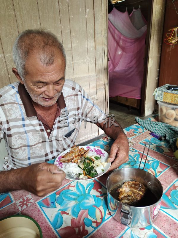 暖势力（全国版）马来妇女照顾小中风华裔老翁邻居，每天风雨不改送饭近一年