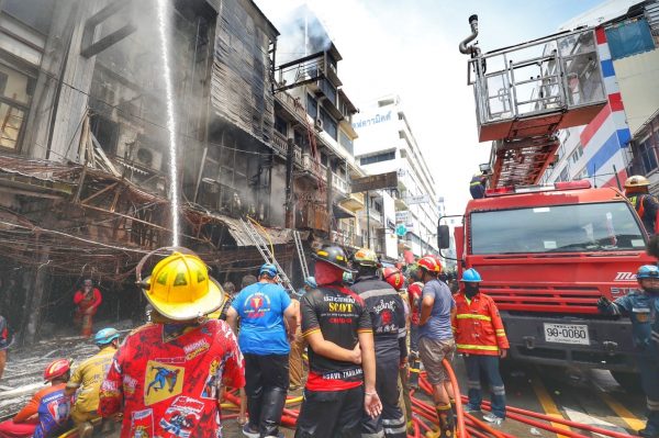 曼谷唐人街店铺大火2死9伤