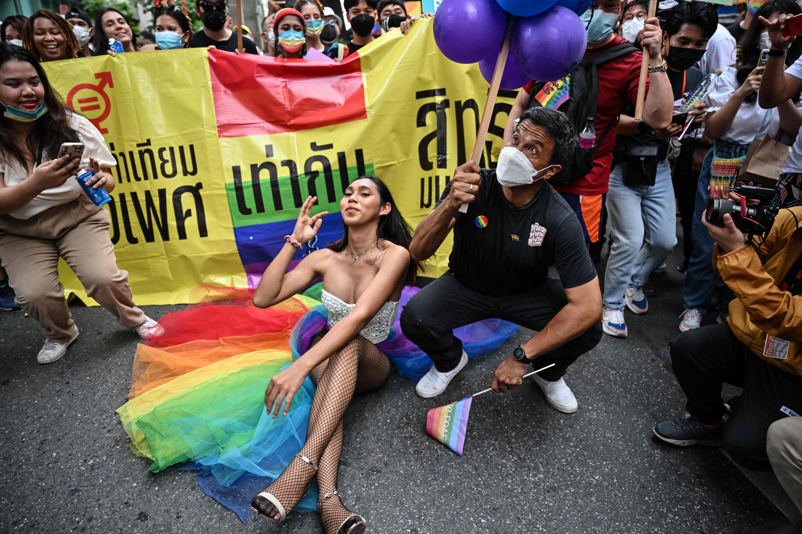曼谷首次举办同志骄傲大游行 参与者高呼要婚姻表平权
