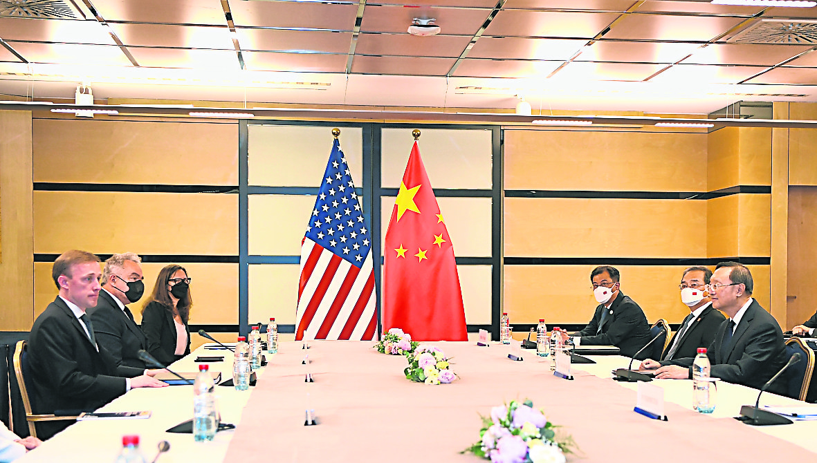 中共中央政治局委员、中央外事工作委员会办公室主任杨洁篪（右一）周一同美国总统国家安全事务助理沙利文（左一）在卢森堡举行会晤。 （图：新华社）(photo:SinChew)