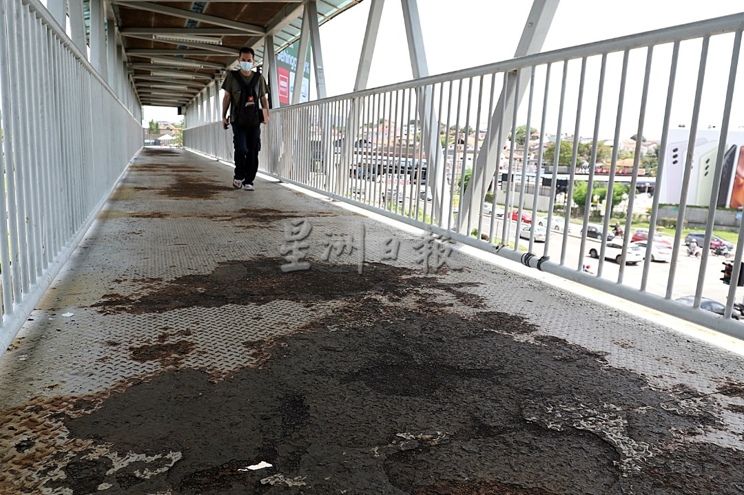 柔：【民生特工队】：行人天桥严重生锈  民众忧安全促速维修