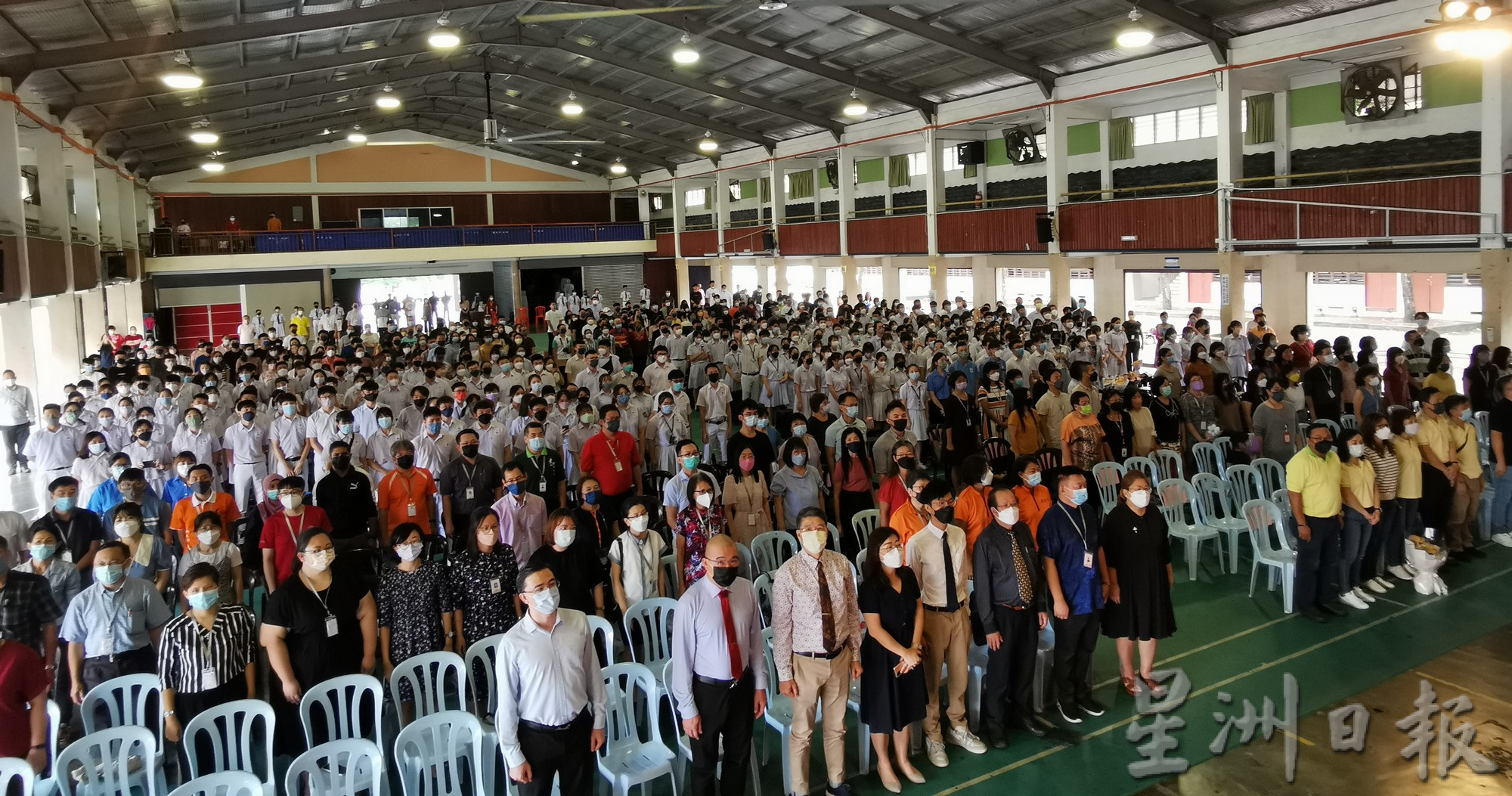 柔：为两届毕业生补办毕业礼  峇华中逾300学生唱骊歌
