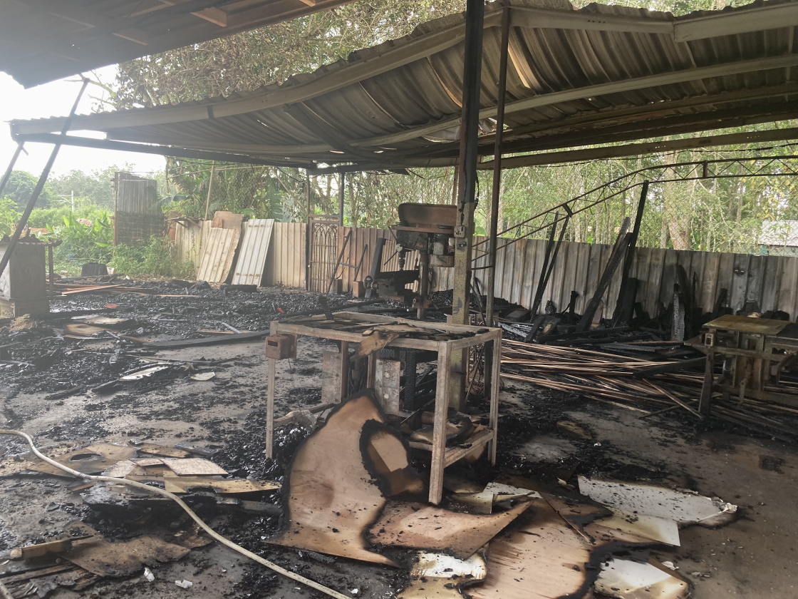 家具厂起火，烧毁4台机器和木材