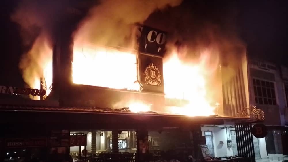 火魔夜访餐厅   烧毁60%结构