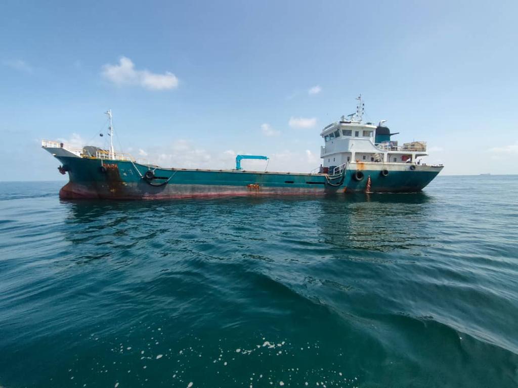 疑非法在柔海域抛锚  蒙古货柜船7人遭扣查