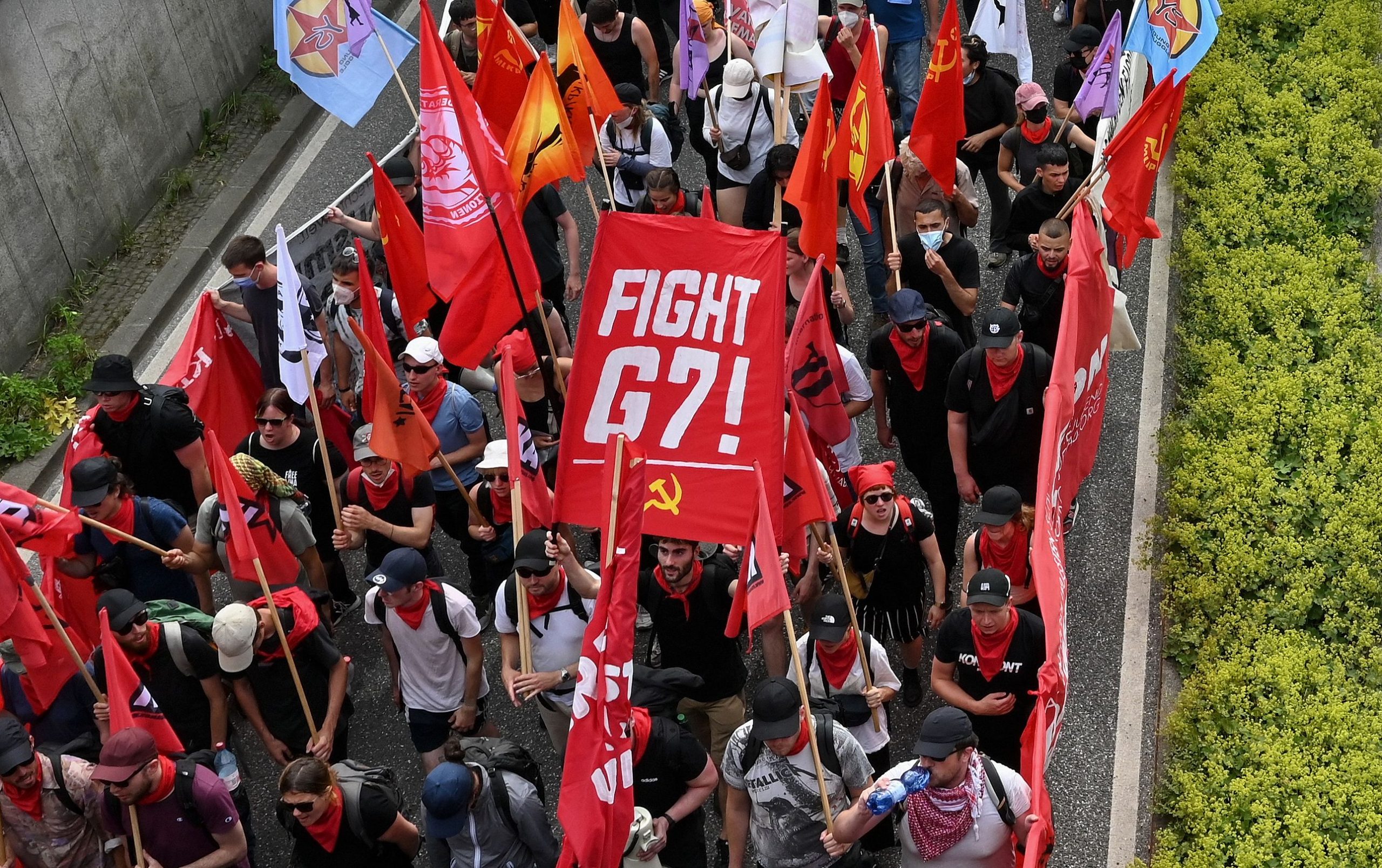 欧洲民众抵制G7、北约双峰会 数千抗议者上街游行