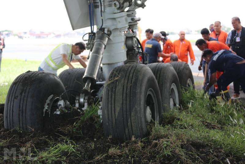 沙地波音飞机在菲律宾降落时冲出跑道！起落架滑进草坪 