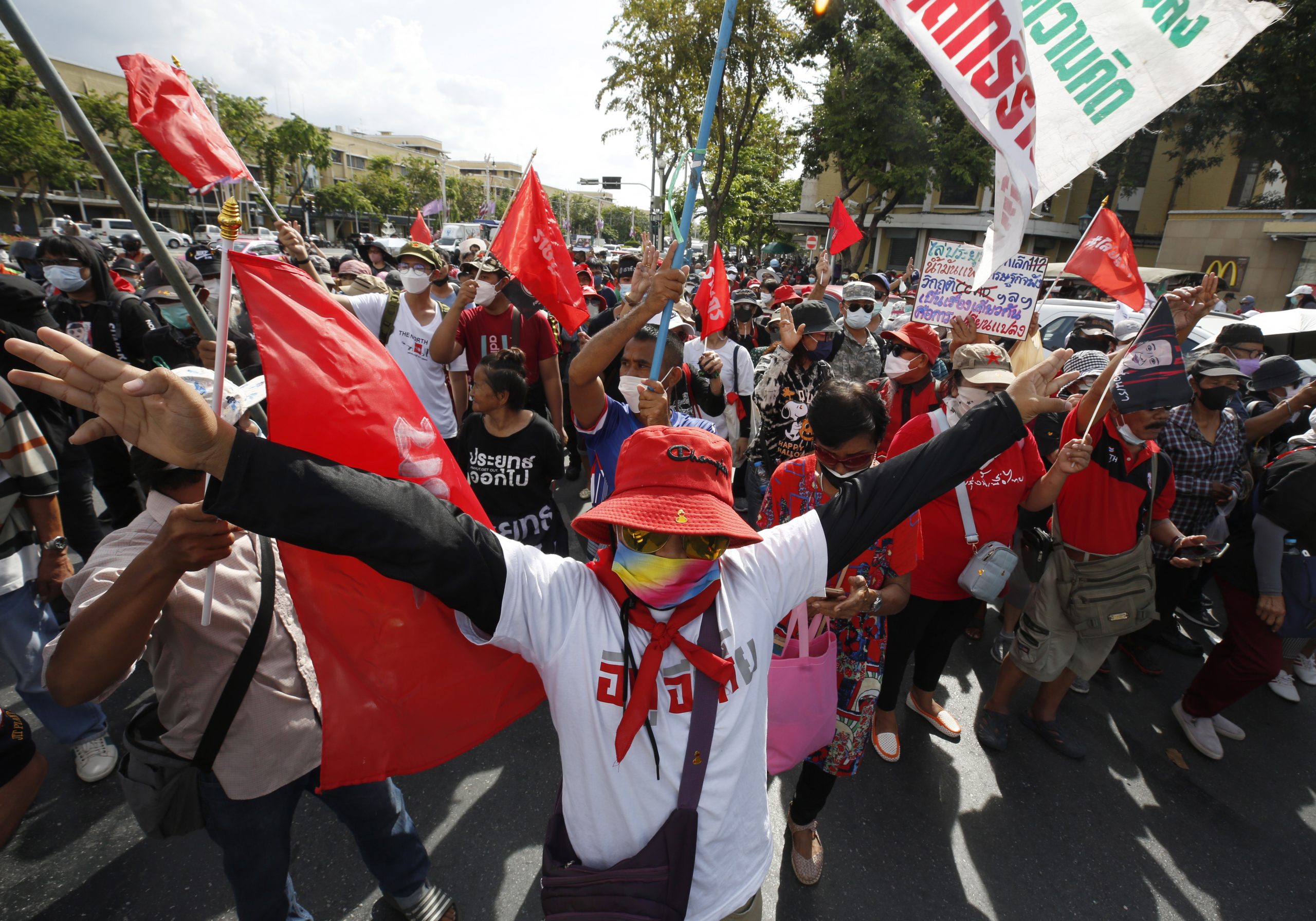 泰国反军政府示威爆冲突！ 警方誓言对抗议者采取法律行动