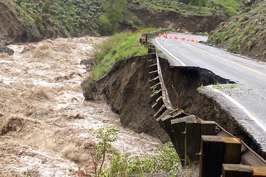  洪水冲毁道路桥梁 美国黄石国家公园罕见全境关闭