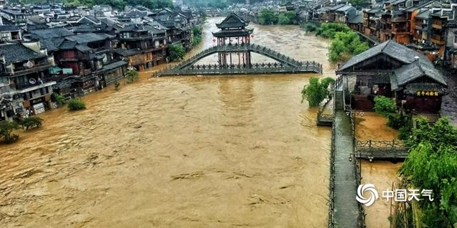 湖南湘西遭遇强降水天气　凤凰古城多处被淹