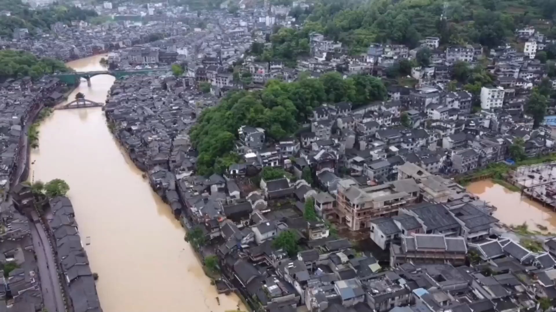 湖南湘西遭遇强降水天气　凤凰古城多处被淹