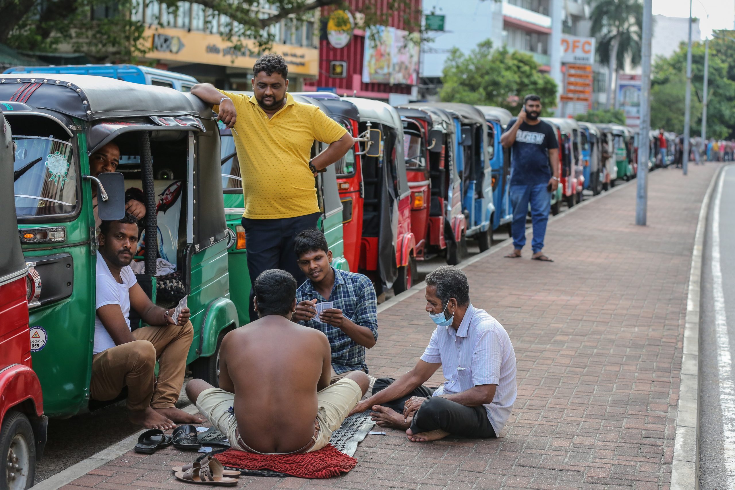 燃油短缺引暴动 斯里兰卡军警开枪平息骚乱