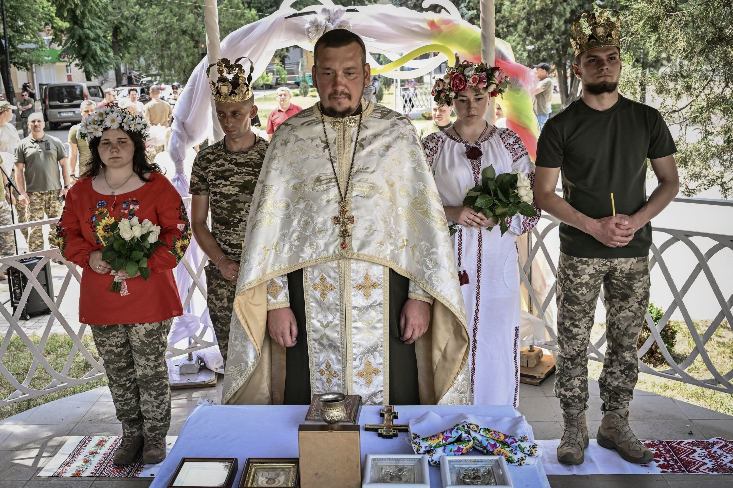 生活还是要继续  乌东军队举行战时婚礼 新娘着迷彩裤完婚