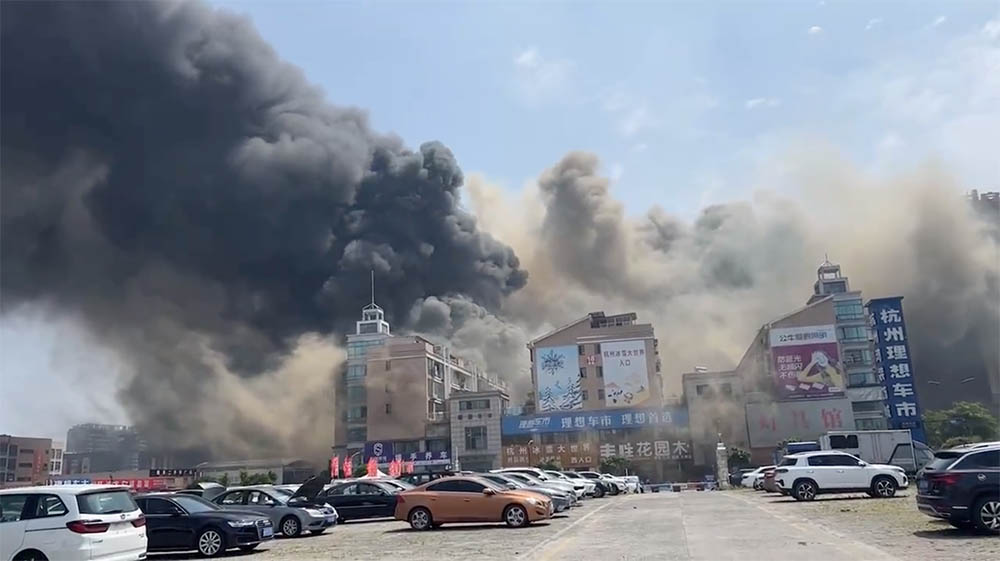 看世界两图）杭州临平冰雪大世界起火 已救出7人其中5人烧伤