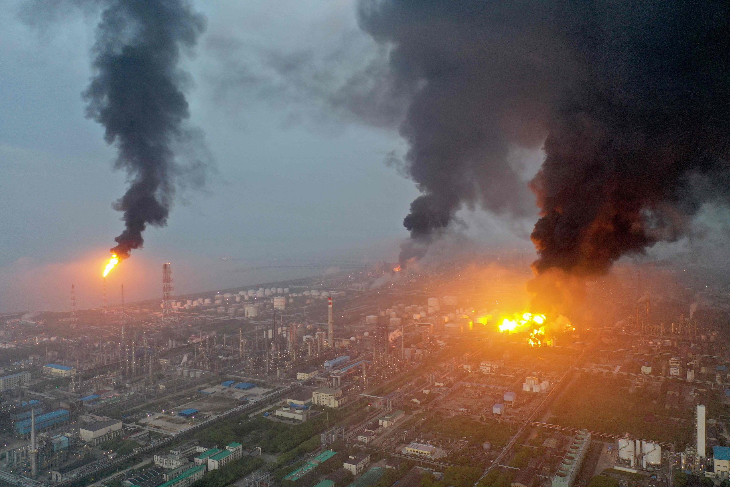 看世界）上海石化公司爆炸事故一人死一人伤 未发现对环境造成影响