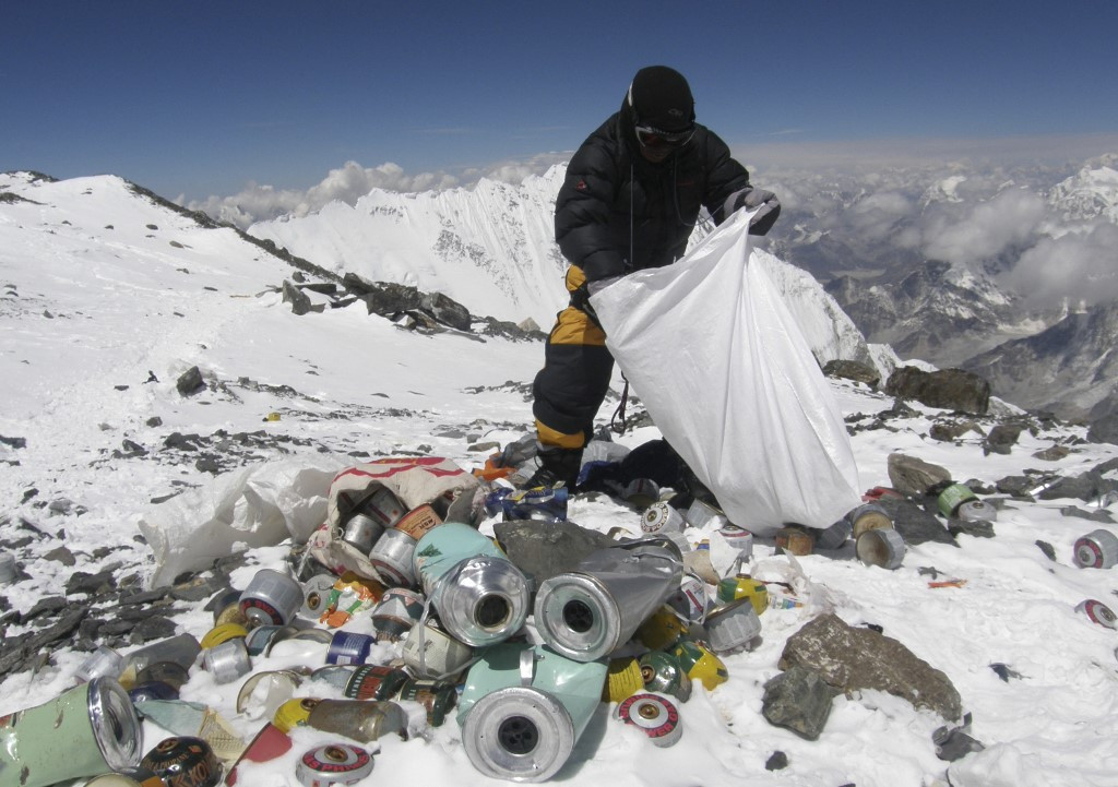 看世界／尼泊尔登山队在珠峰等四高峰清理超33吨废弃物