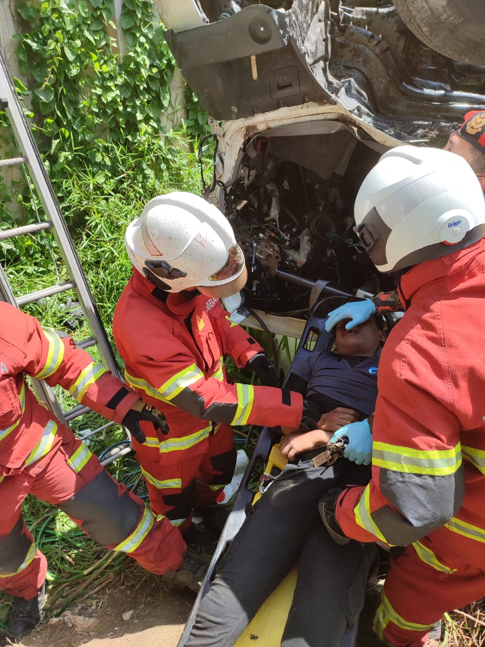 罗里遇车祸翻落6米斜坡 27岁司机伤重不治