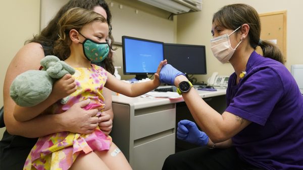 6个月至5岁幼童可接种冠病疫苗  美国家长喜孩子终可享正常童年