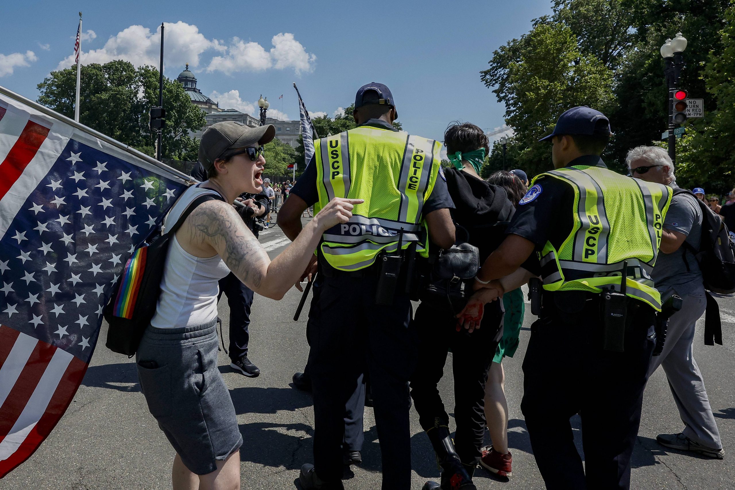 美国两抗议者向最高法院外泼漆 被逮捕