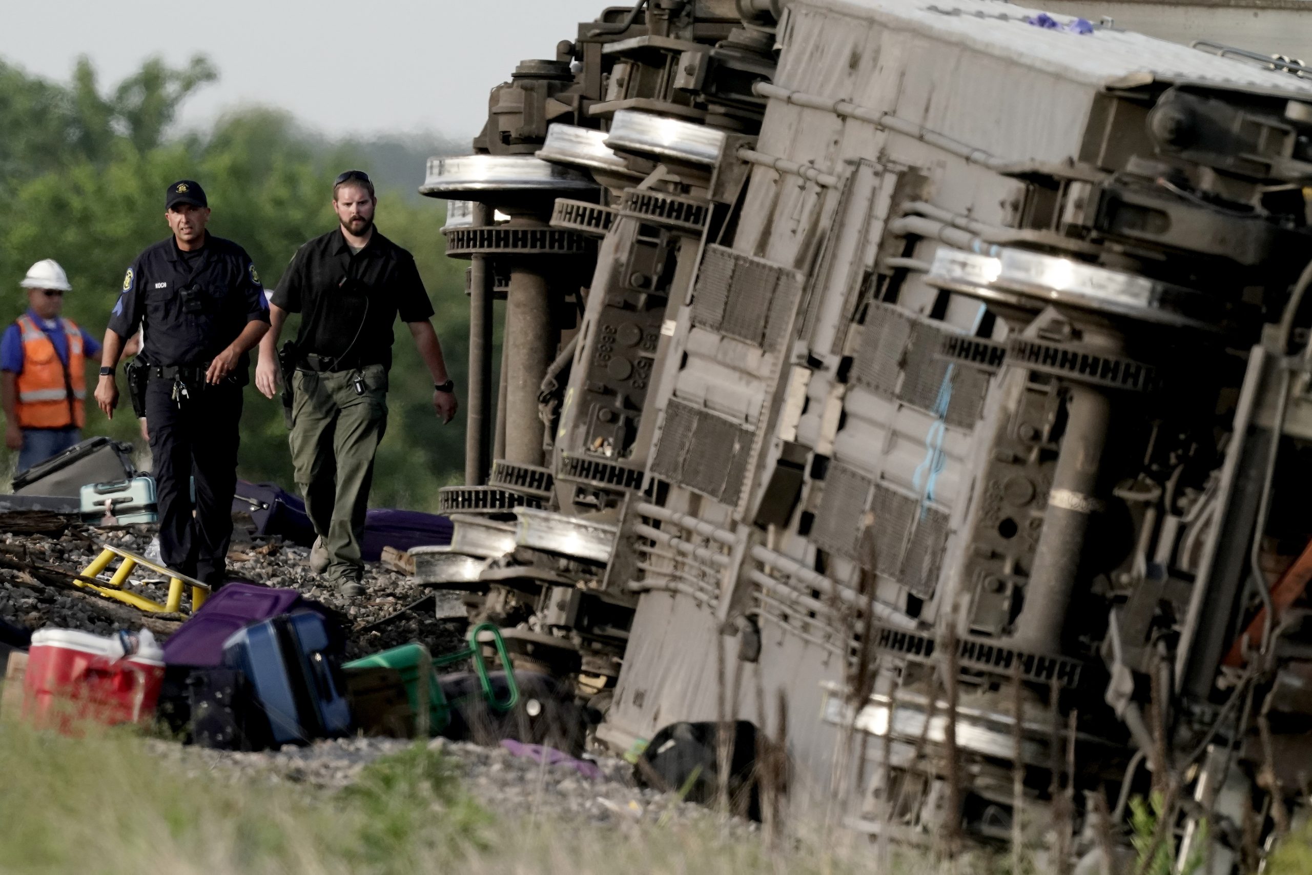 美国密苏里州火车与卡车相撞后出轨　酿3死50伤惨剧 