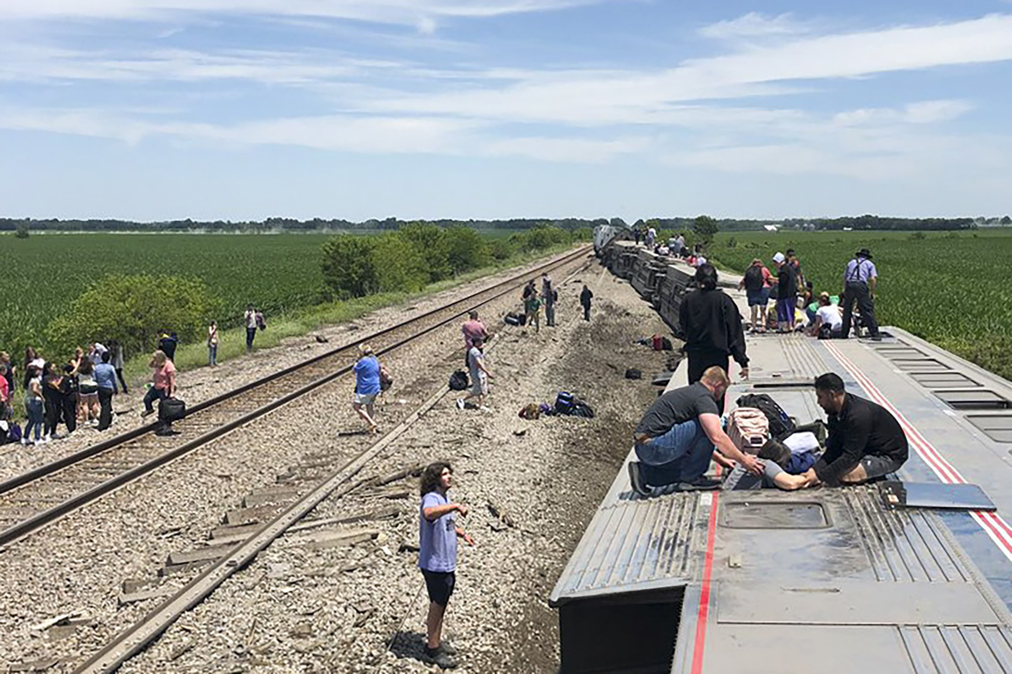 美国密苏里州火车与卡车相撞后出轨　酿3死50伤惨剧 
