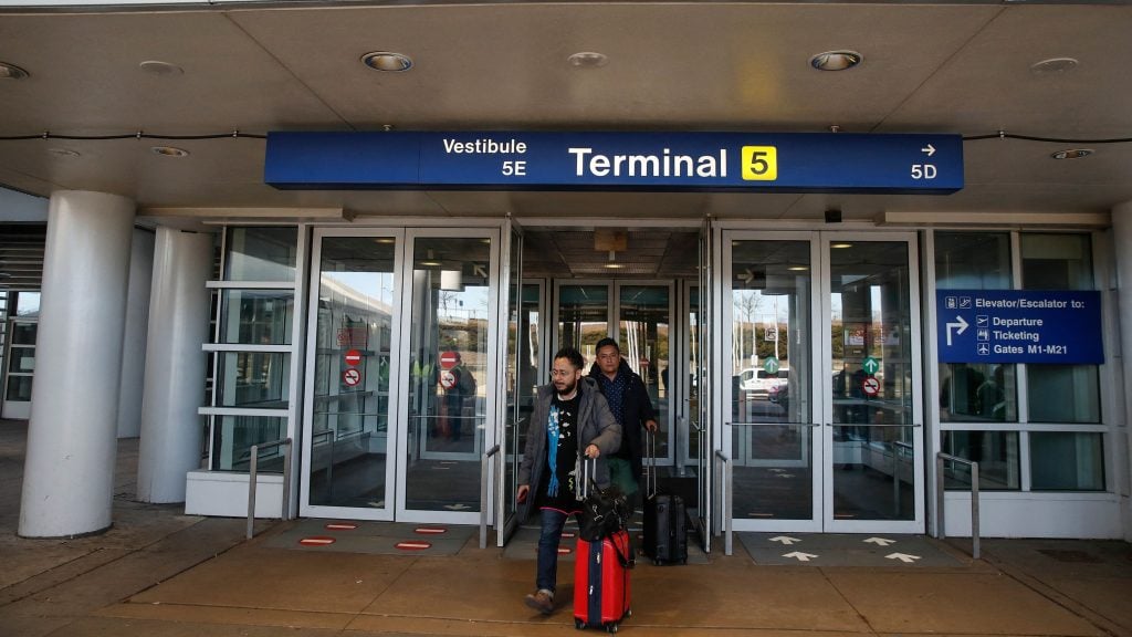 美国星期日起解除“登机阴性证明”入境管制 航空旅游业界表欢迎