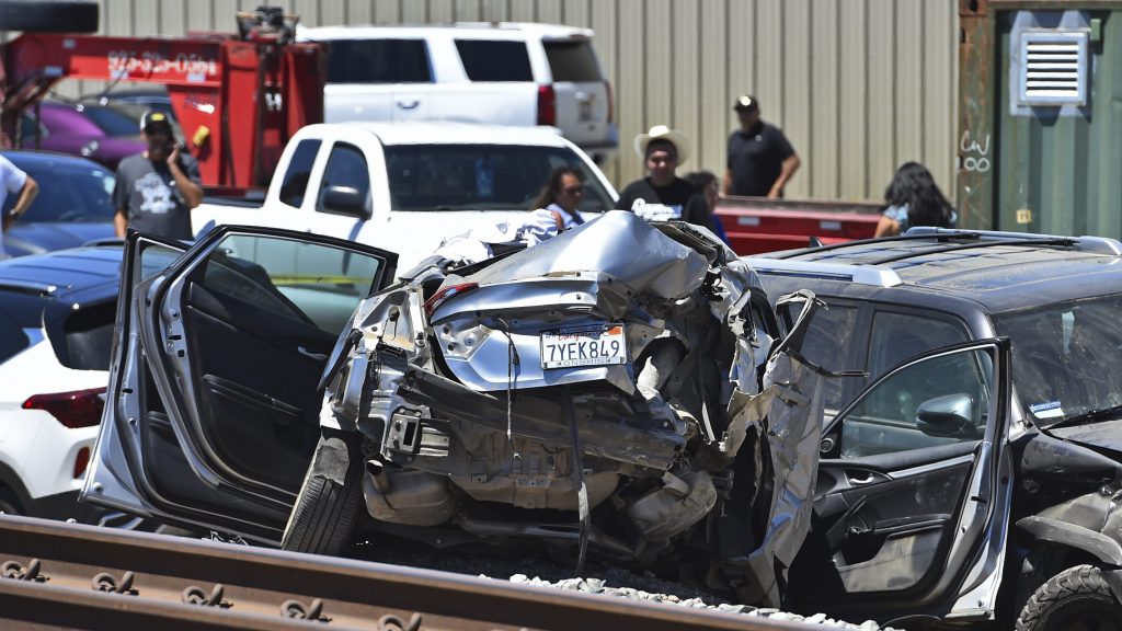 美国｜火车与汽车相撞3死5伤 路口未设信号灯