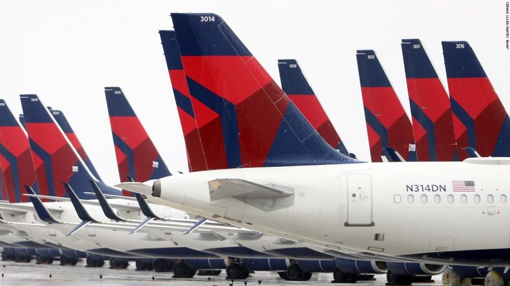 美国航空业人员短缺 5天内1.9万班航班延误取消