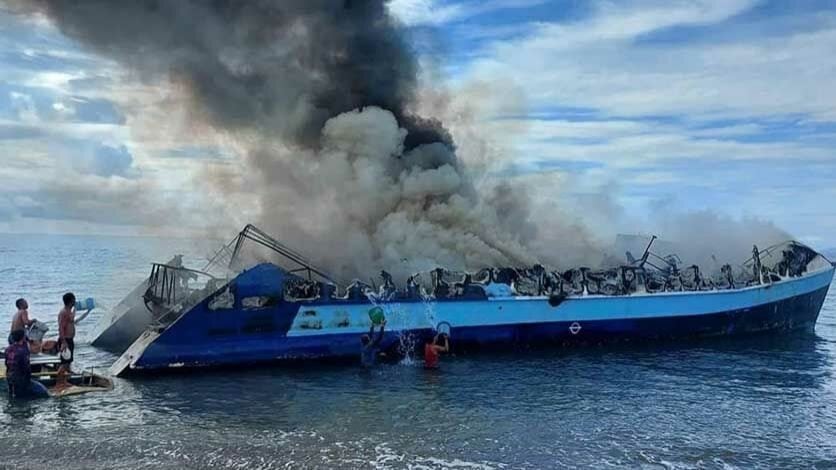 菲跨海渡轮失火黑烟冲天 百余名乘客跳船至少一死