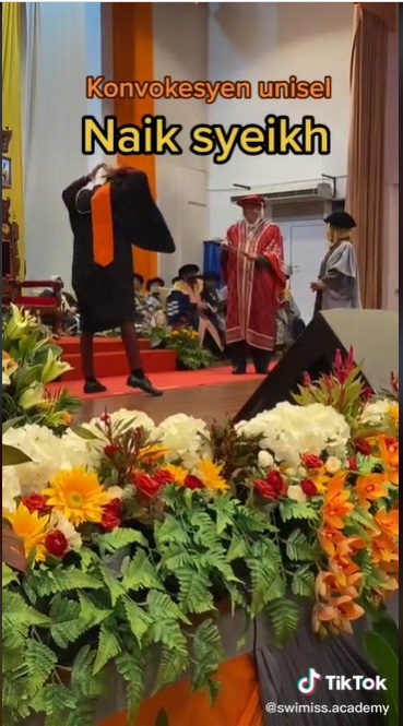 视频|“终于毕业了！”·男子上台领毕业证时演Silat