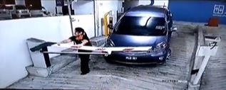 视频|女子徒手拔坏停车场起落杆 网民：太惊人！