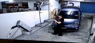 视频|女子徒手拔坏停车场起落杆 网民：太惊人！