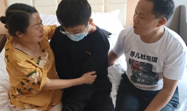 梅妈一见到被拐25年的儿子梅志强，就开心地与他抱在一起。（网络照片）(photo:SinChew)