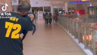 视频 | 父亲抱少女逛商场引议论  姐姐：我们都患脊柱侧弯