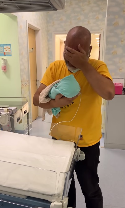 视频|结婚12年 IVF8次  男子手抱初生儿痛哭产房