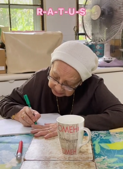 视频|自幼辍学爱学习 老奶奶如小学生学拼写