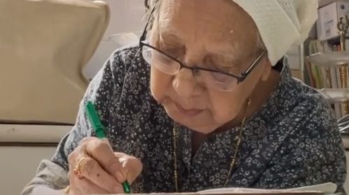 视频 | 自幼辍学爱学习 老奶奶如小学生学拼写