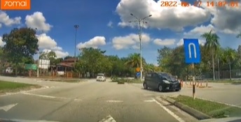 视频|Myvi撞倒路边大树 网民：不愧是战车！