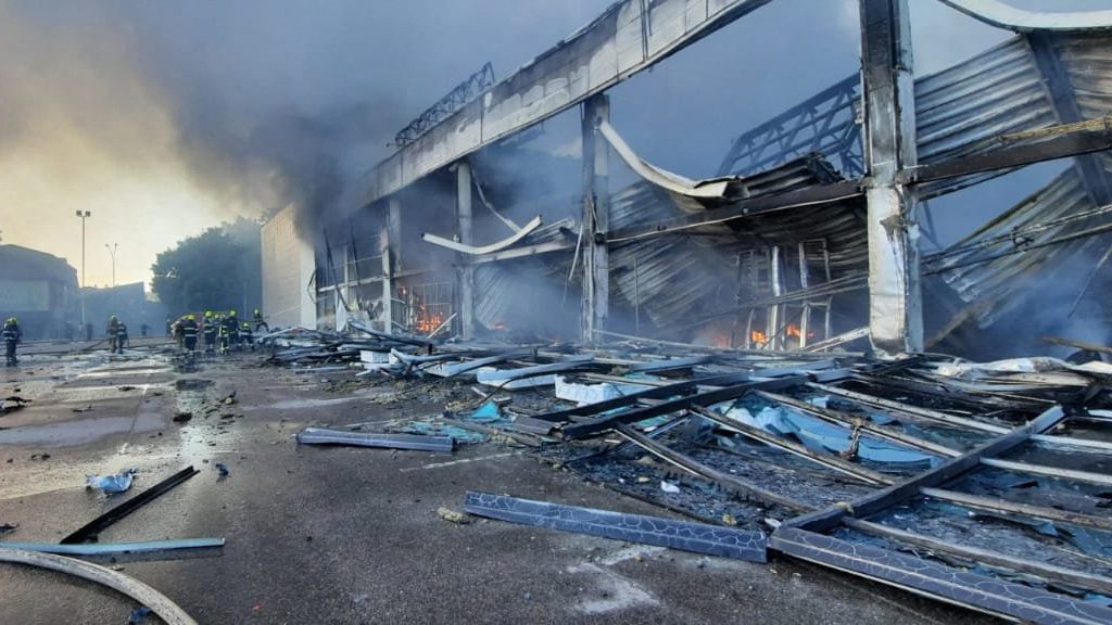 俄军炸购物中心 至少10死40伤
