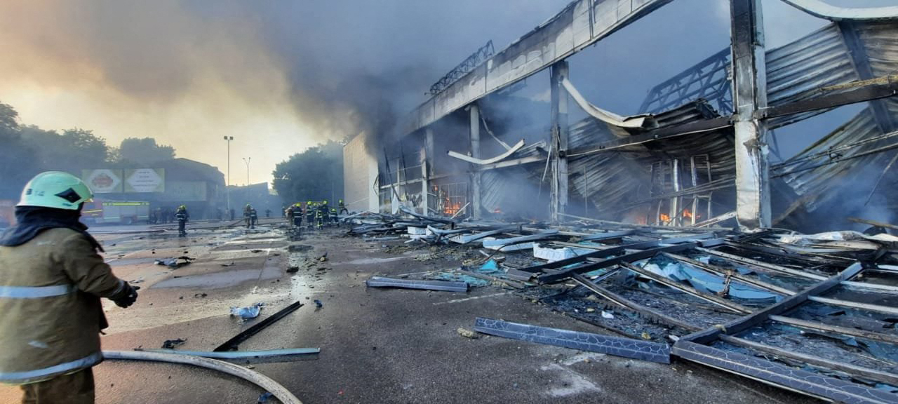 购物中心被俄军空袭至少2死20伤 泽连斯基：内有上千人