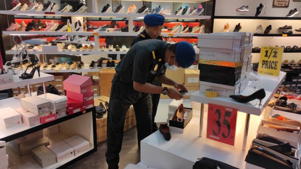 贸消局联合商标代表检举 鞋店涉卖8.8万令吉仿冒品  