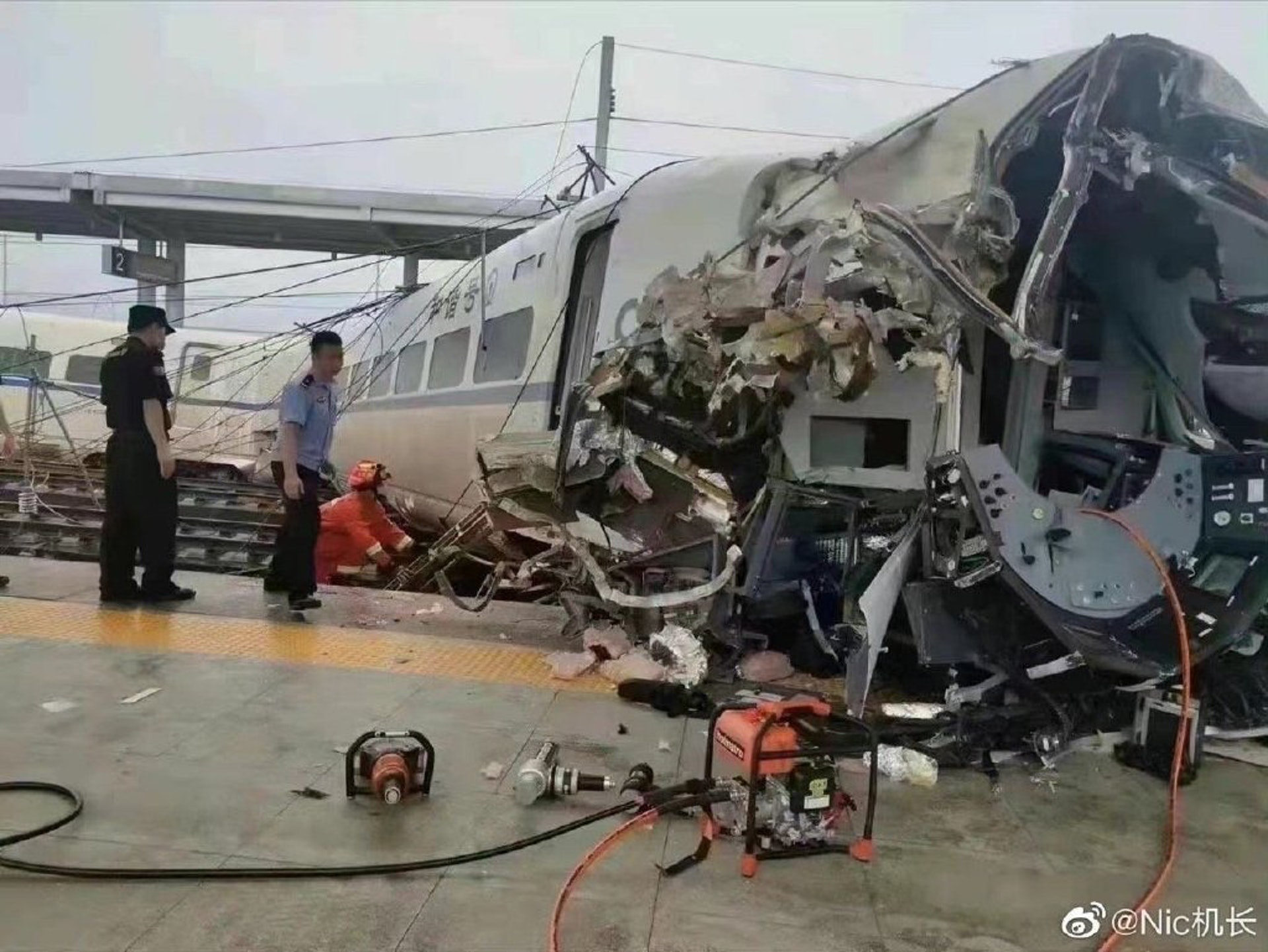 赴广州列车于贵州省遇泥石流出轨　1死8伤