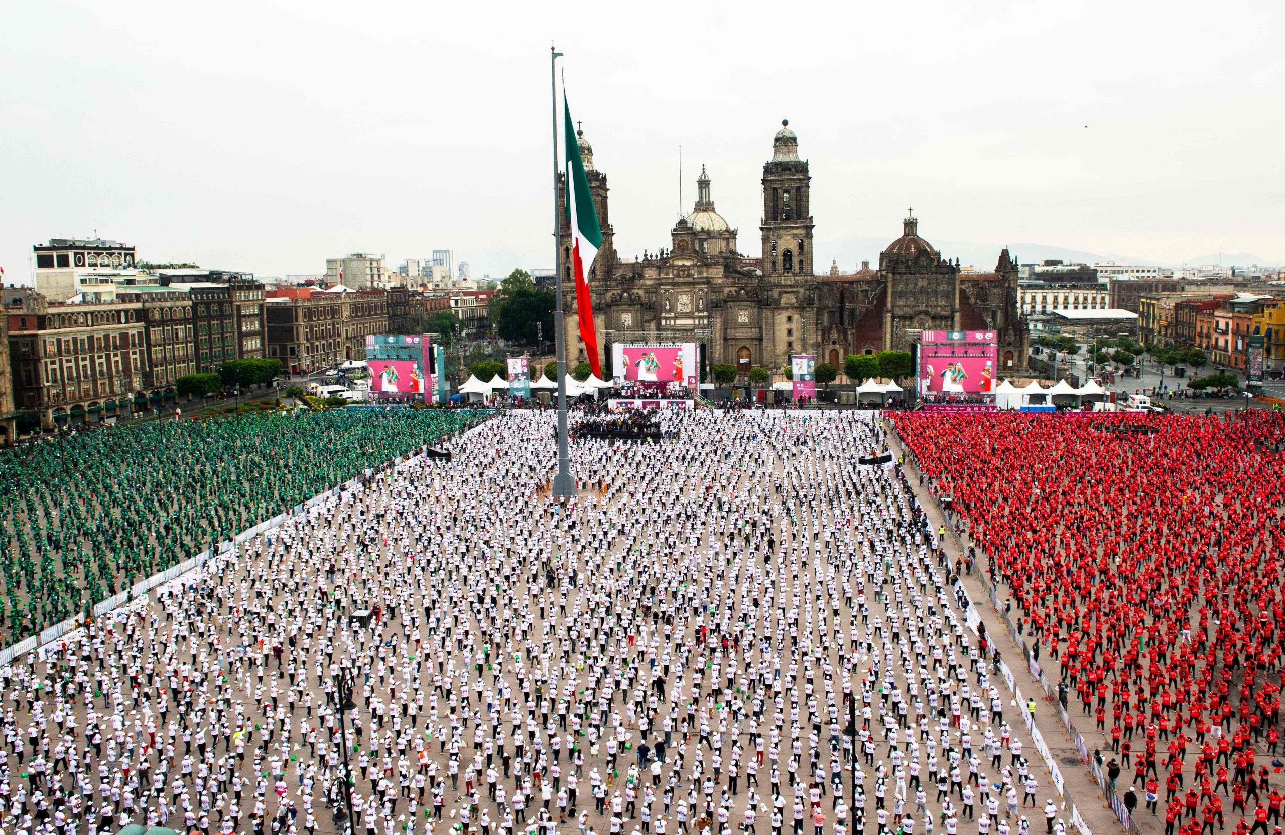 近1.5万人同场上拳击课 墨西哥市创世界纪录