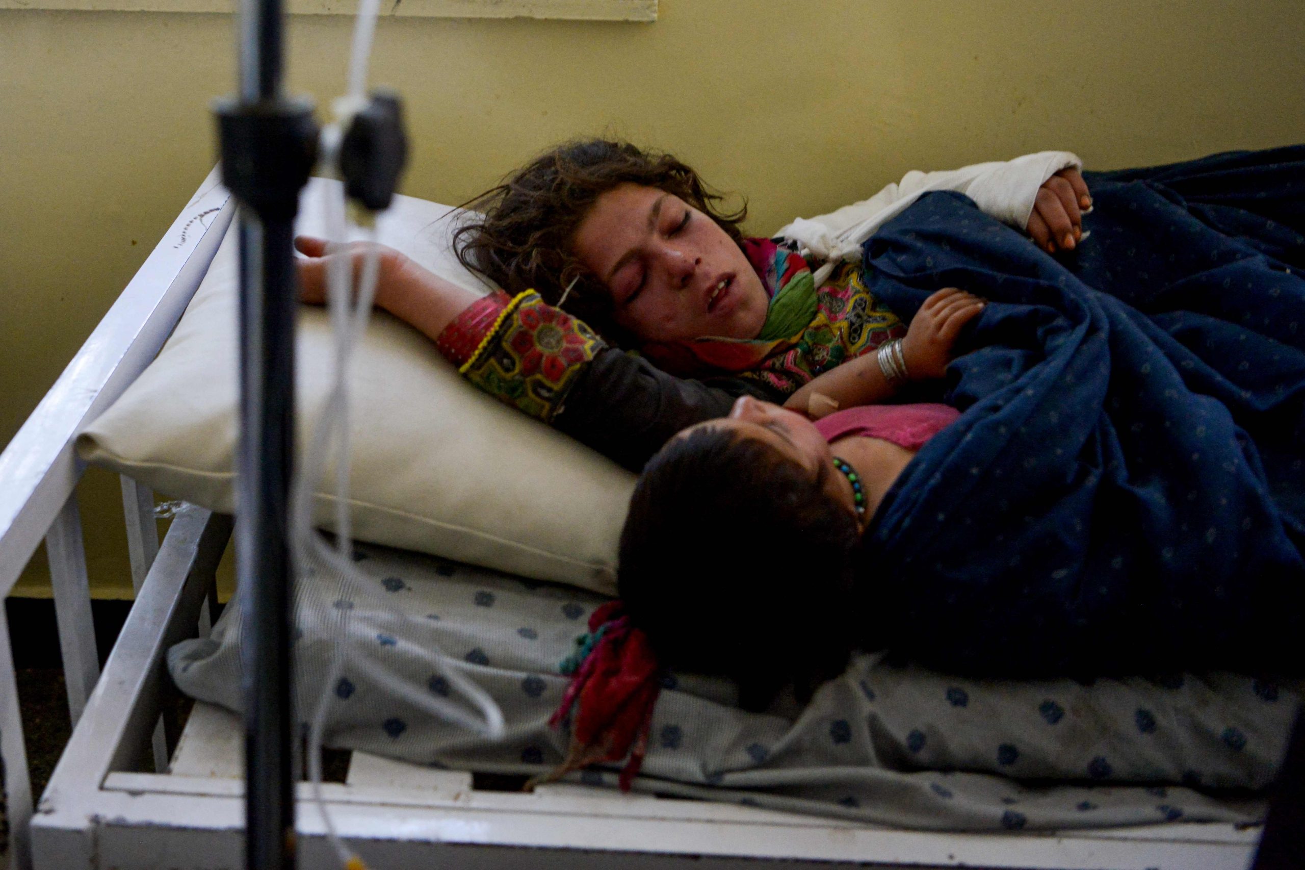 阿富汗地震  一家19口惨死  妇女彷徨痛哭：我的心承受不了
