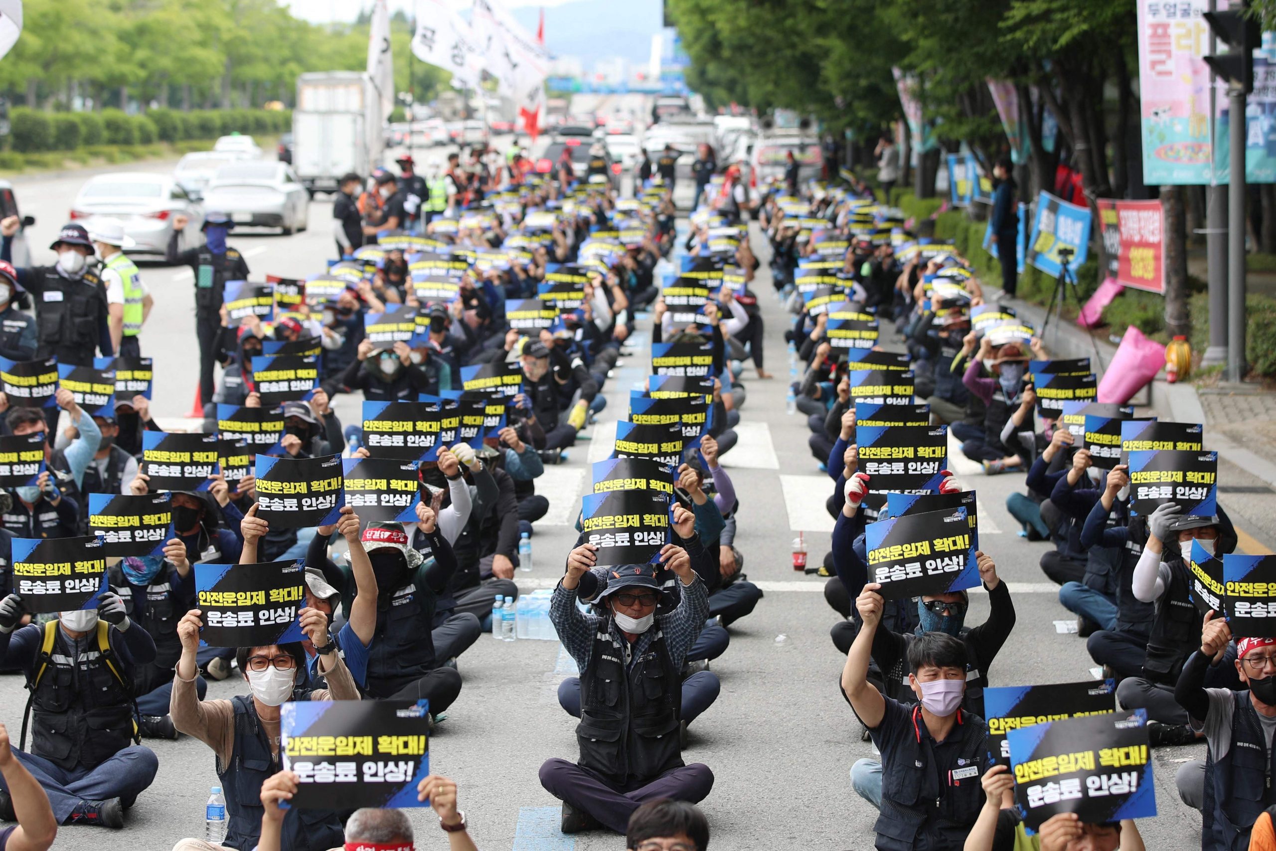 韩国卡车司机罢工 波及半导体原料货运、车厂产量