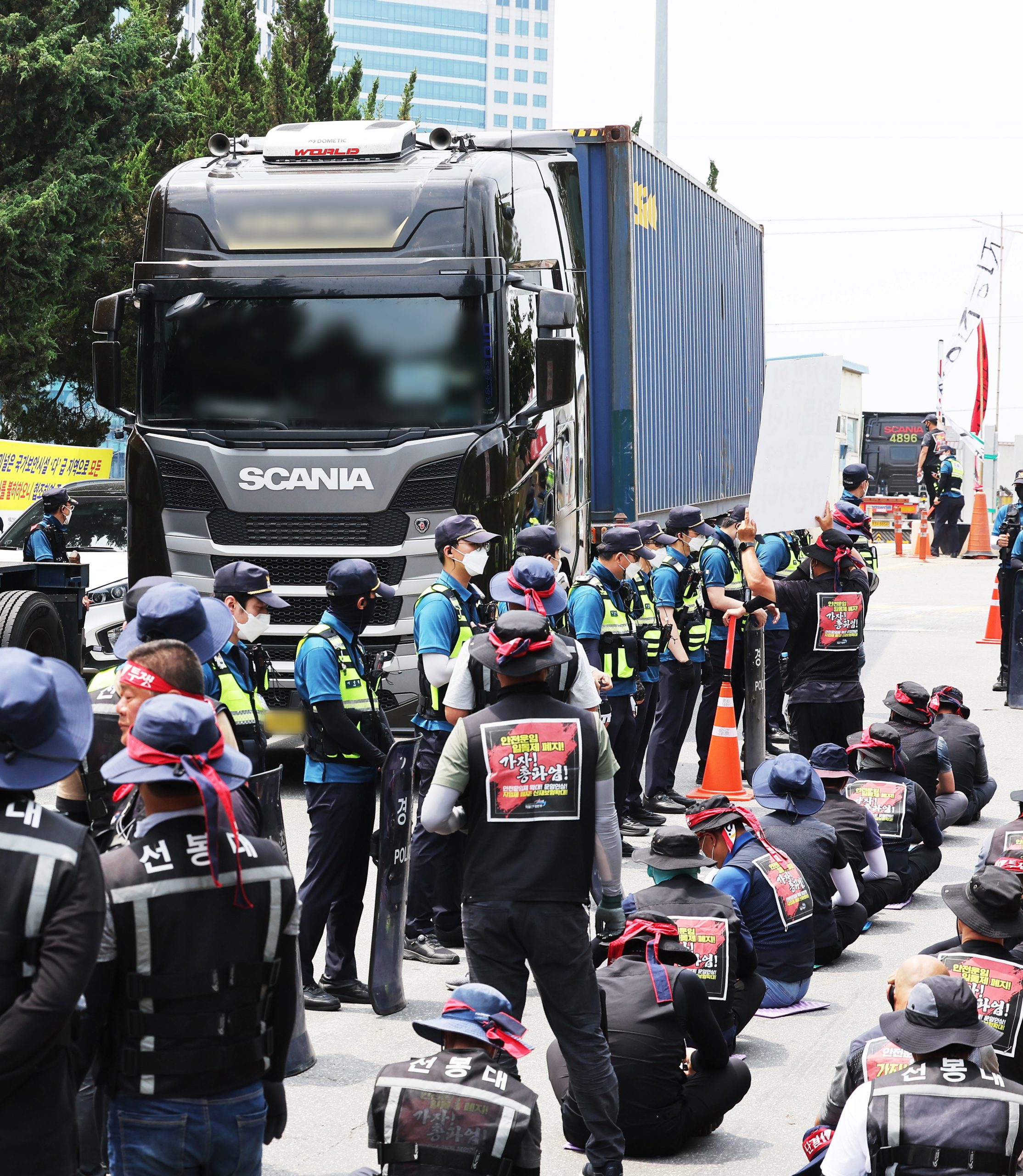 韩国卡车司机罢工第7天 石化公司被迫削减业务