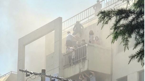 韩律师事务所遭纵火夺7命　民众爬7楼屋顶阳台逃命
