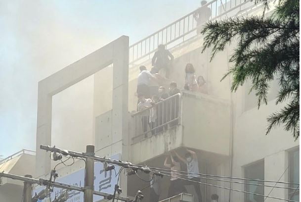 韩律师事务所遭纵火夺7命　民众爬7楼屋顶阳台逃命