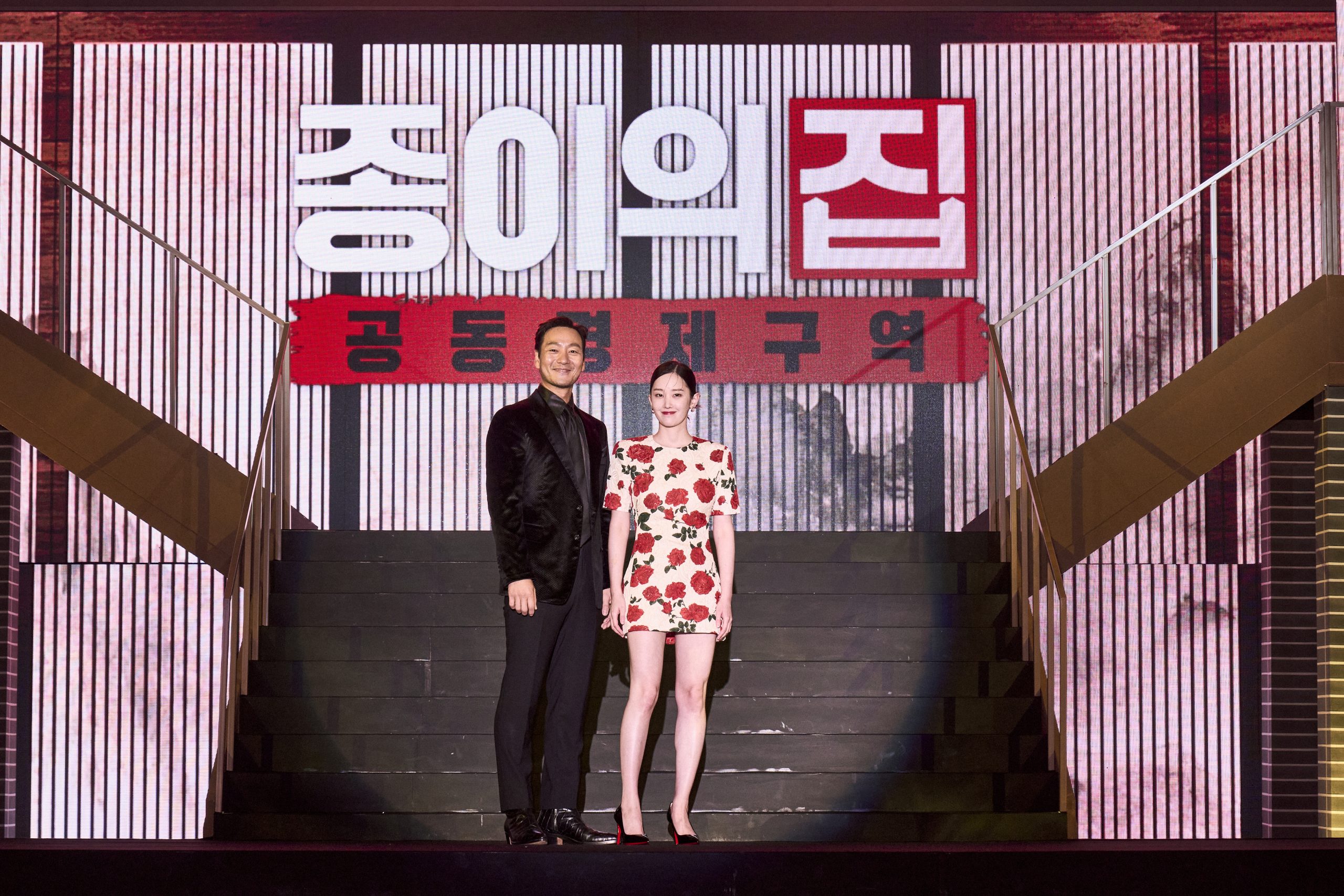 韩版《纸房子》换红装 朴海秀被笑亏“制服爱好者”